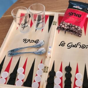 ערכת שש-בש בהתאמה אישית הכוללת כוסות קפה וכפיות קפה